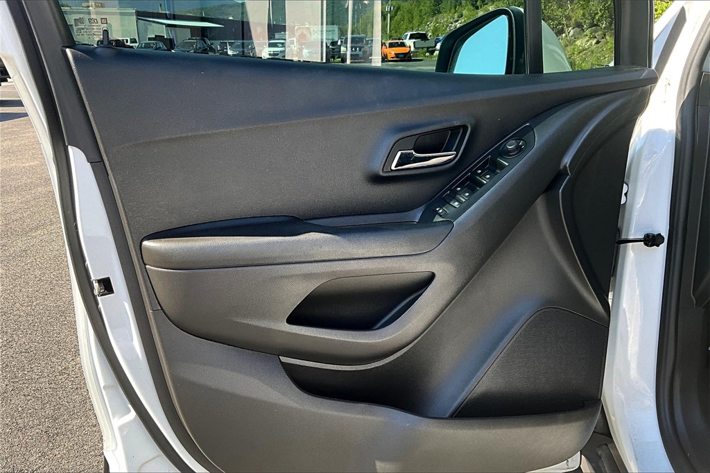 2021 Chevrolet Trax LS - Photo 9