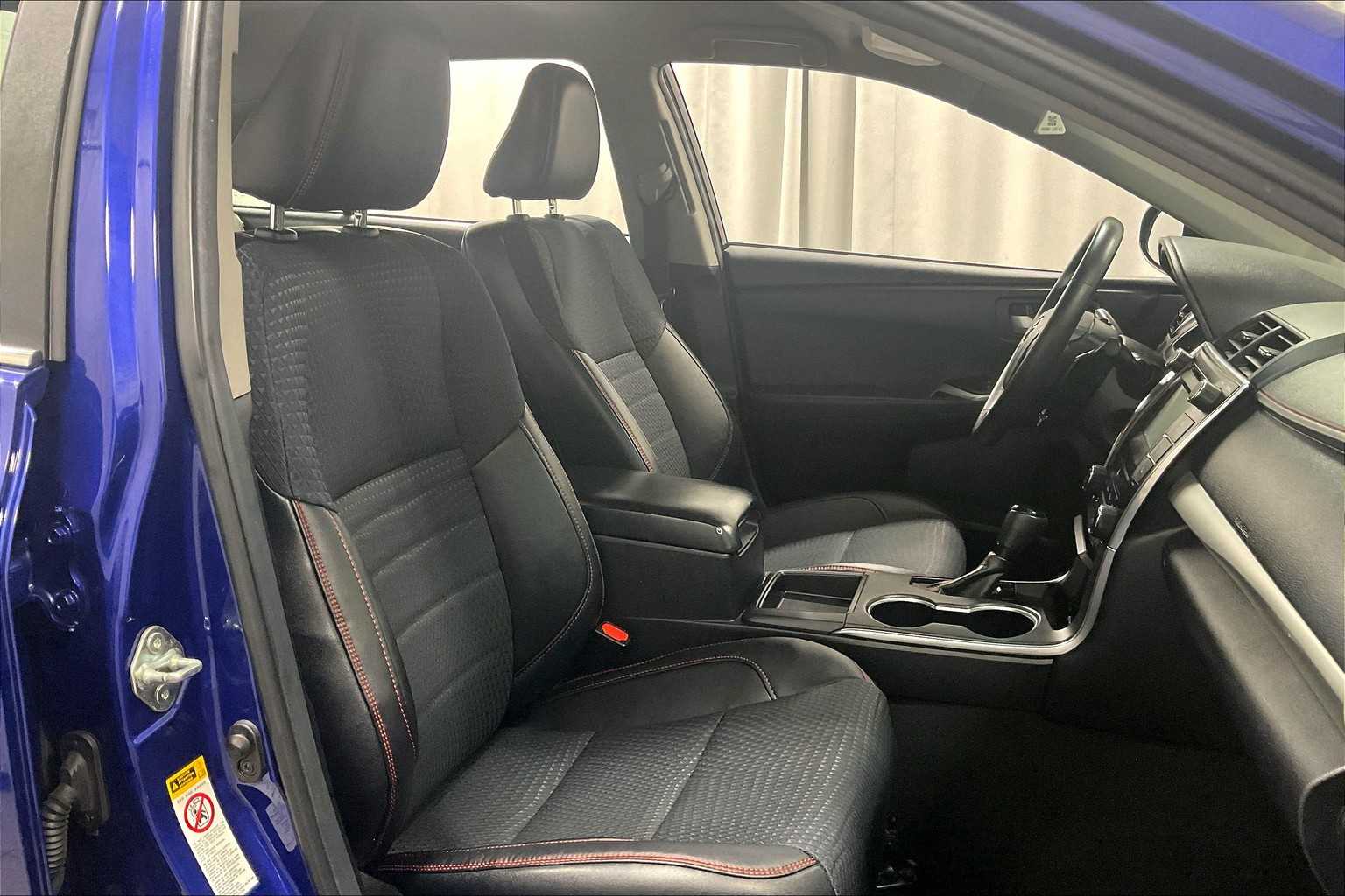 2015 Toyota Camry SE - Photo 11