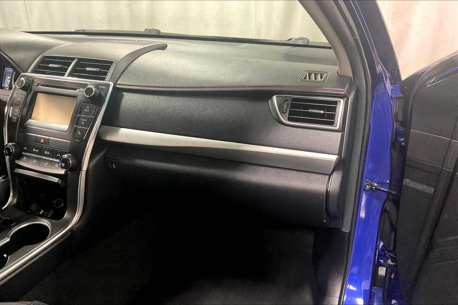 2015 Toyota Camry SE - Photo 13