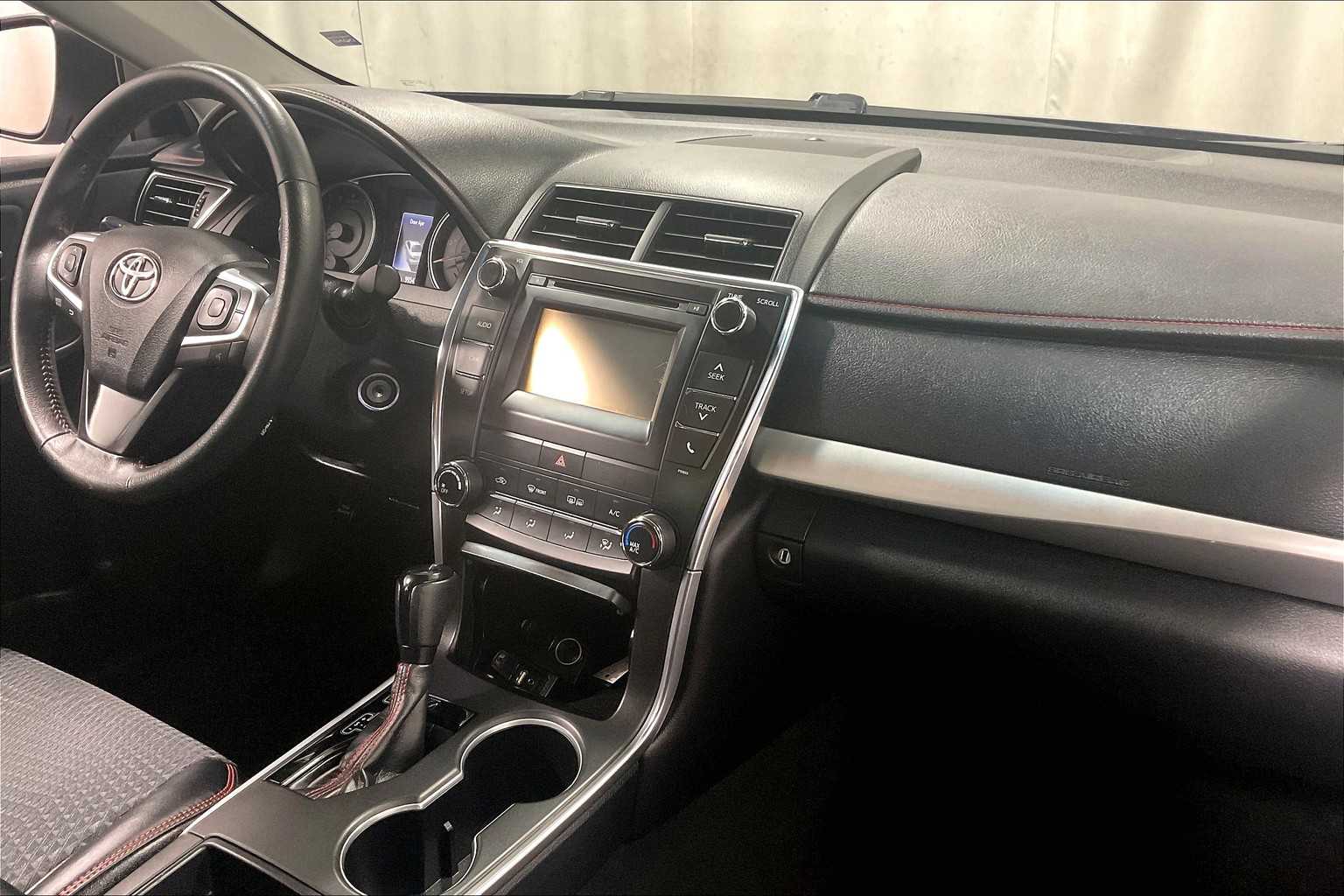 2015 Toyota Camry SE - Photo 14