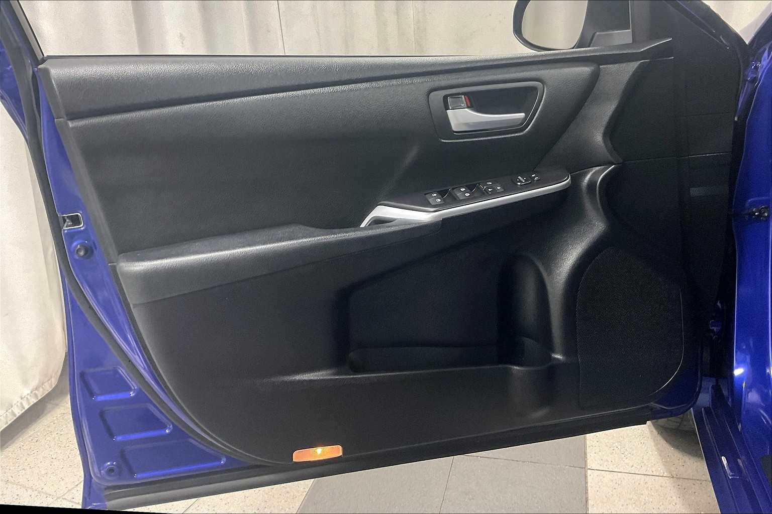 2015 Toyota Camry SE - Photo 9