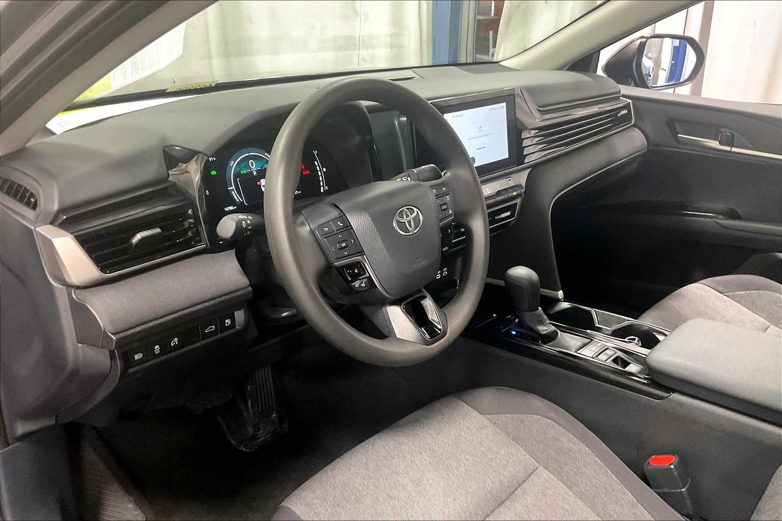 2025 Toyota Camry LE - Photo 8