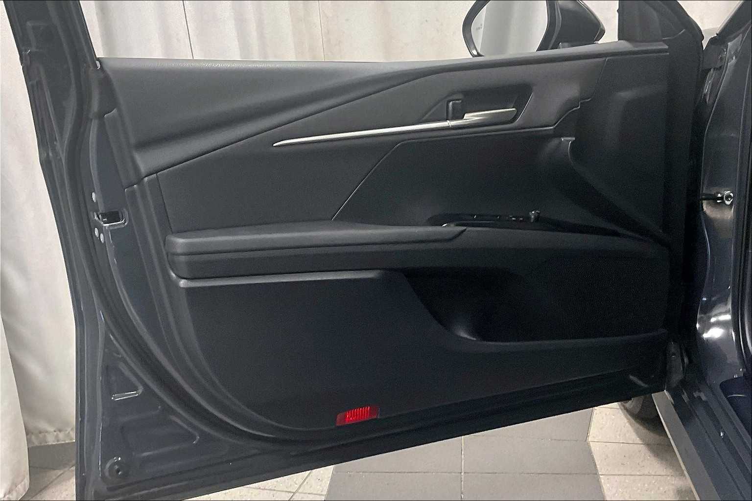 2025 Toyota Camry LE - Photo 9