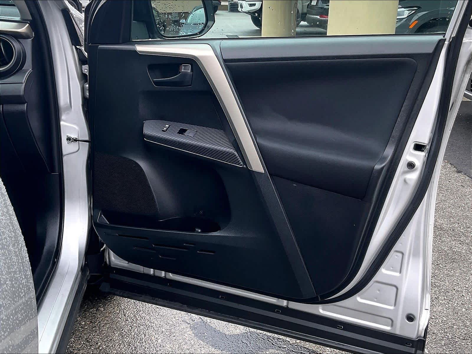 2015 Toyota RAV4 LE - Photo 12