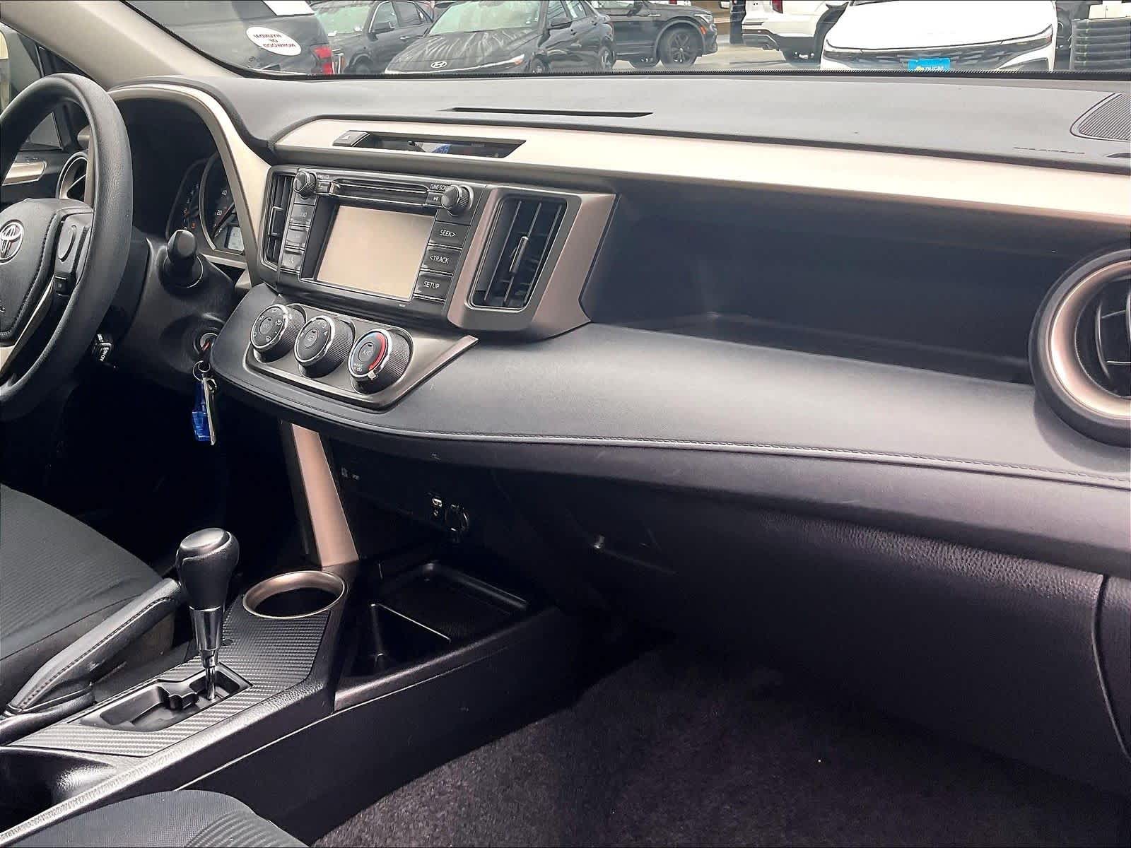 2015 Toyota RAV4 LE - Photo 14