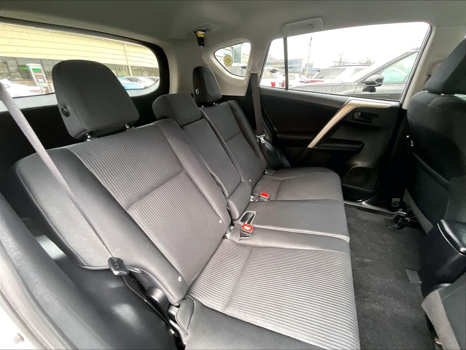 2015 Toyota RAV4 LE - Photo 16