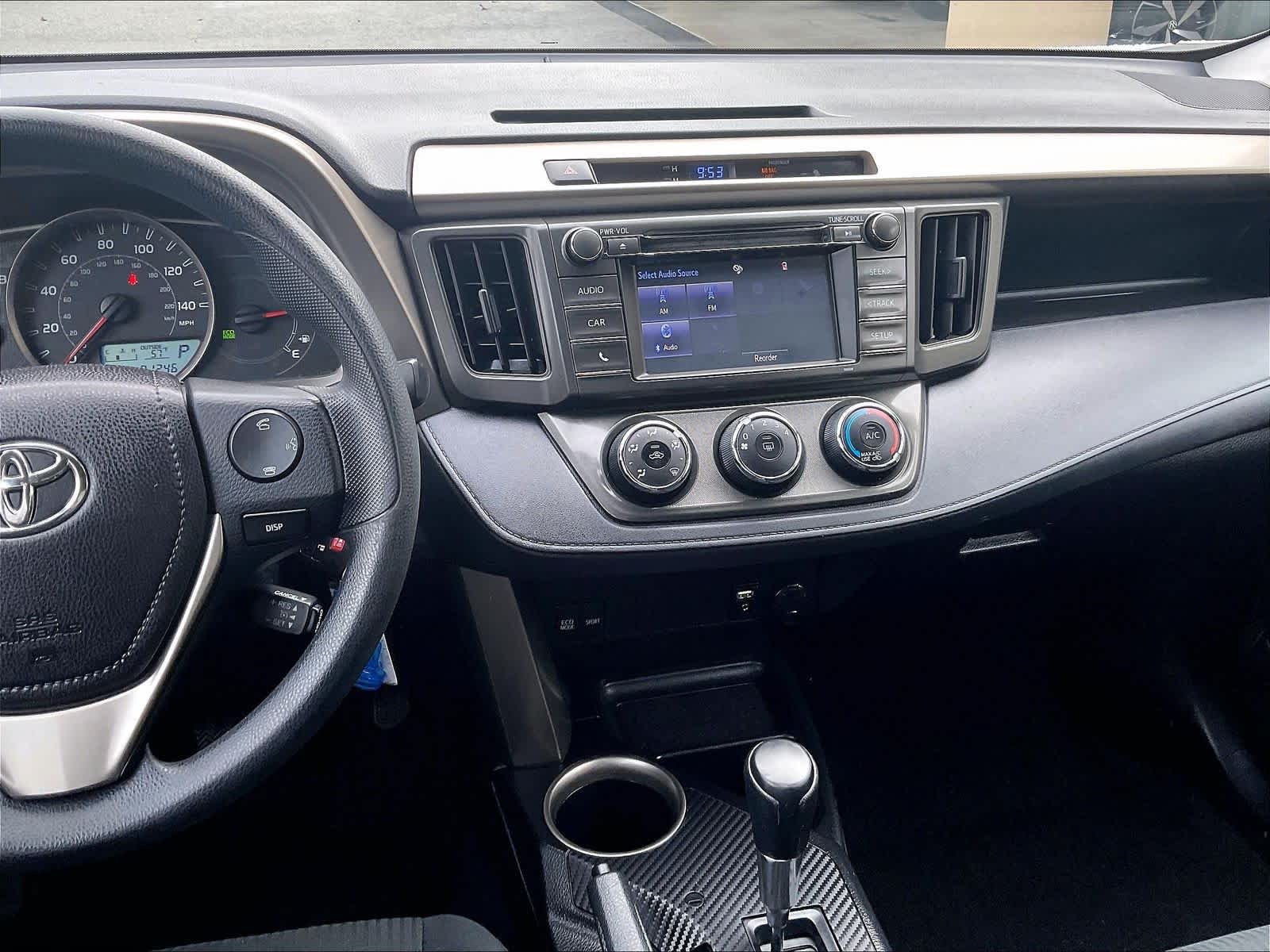 2015 Toyota RAV4 LE - Photo 18