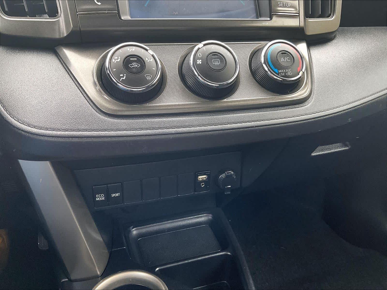 2015 Toyota RAV4 LE - Photo 25