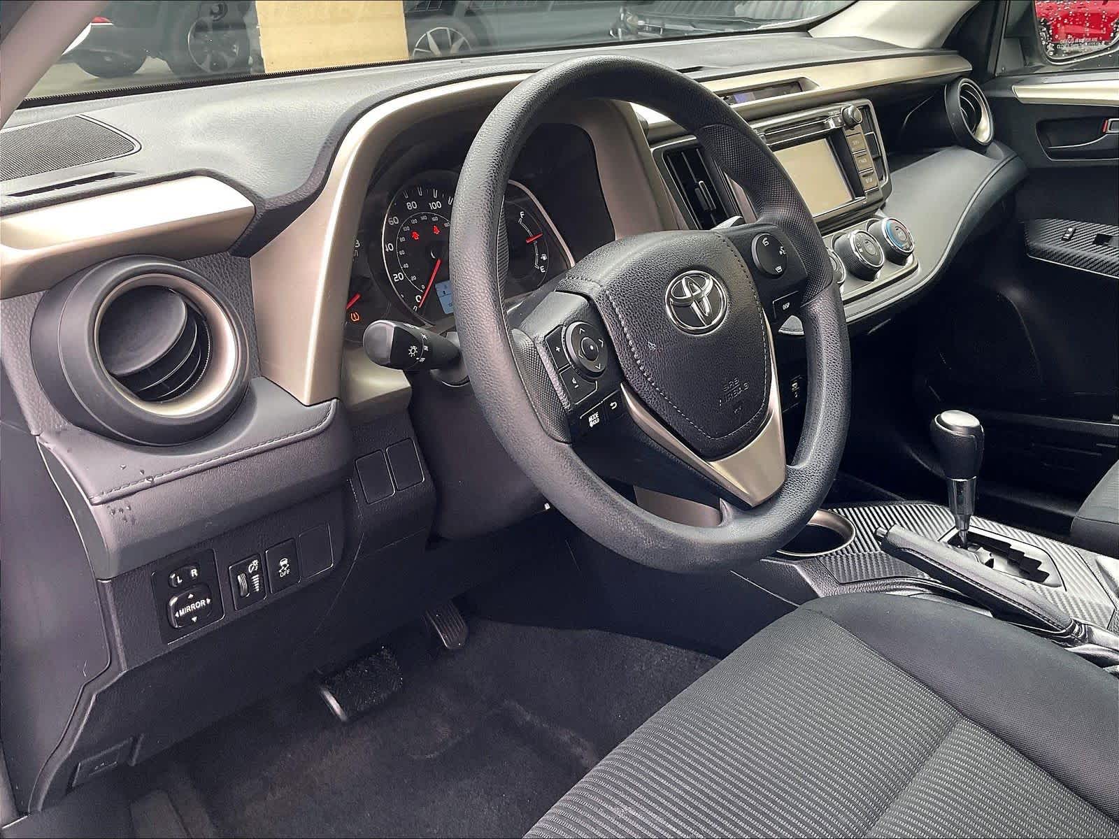 2015 Toyota RAV4 LE - Photo 8