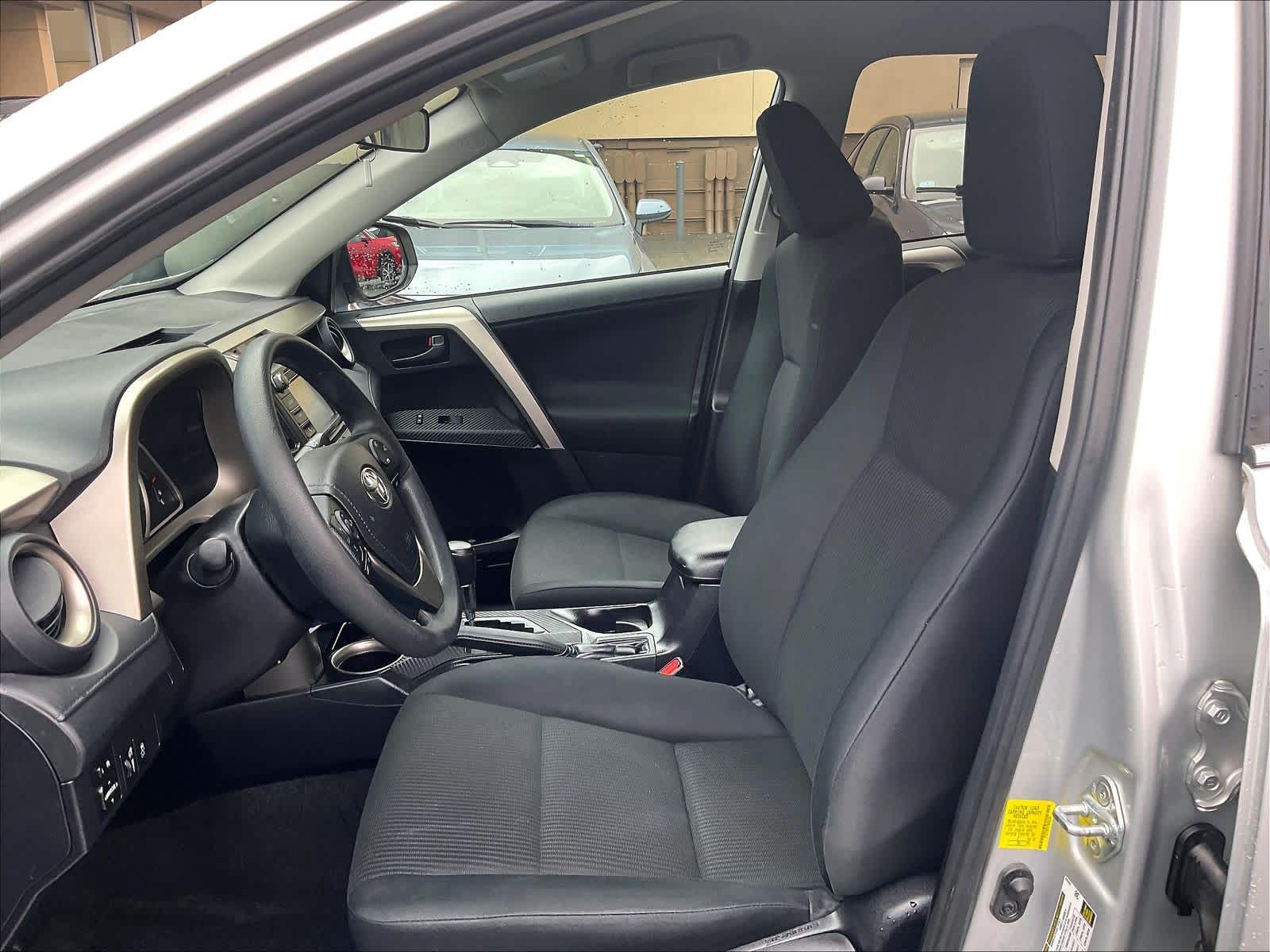 2015 Toyota RAV4 LE - Photo 10