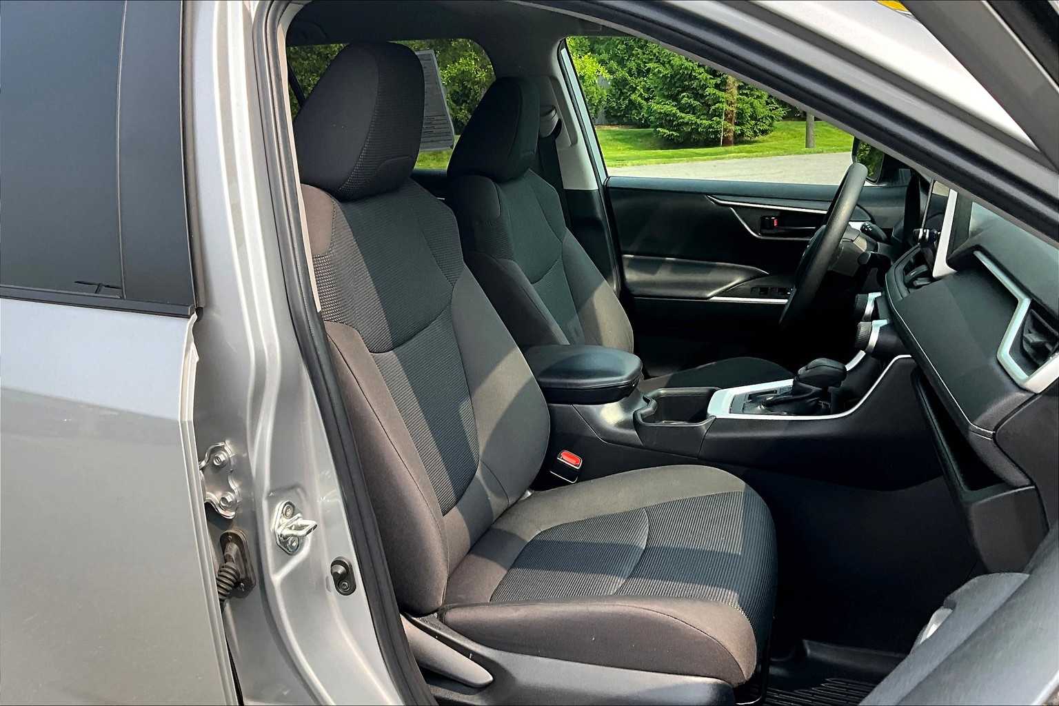 2023 Toyota RAV4 LE - Photo 11