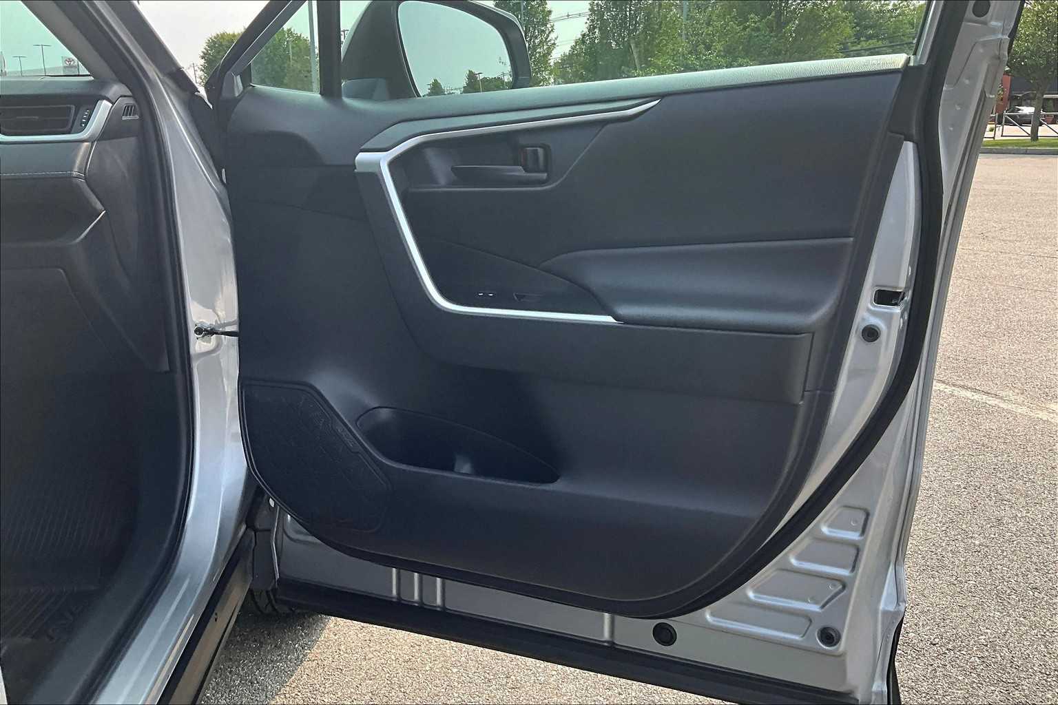 2023 Toyota RAV4 LE - Photo 12