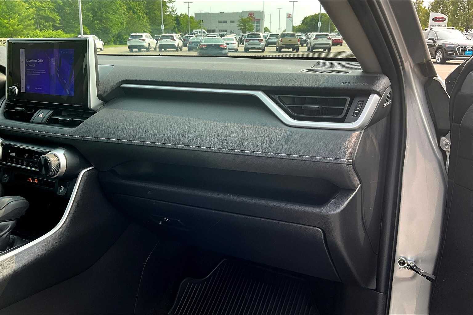 2023 Toyota RAV4 LE - Photo 13