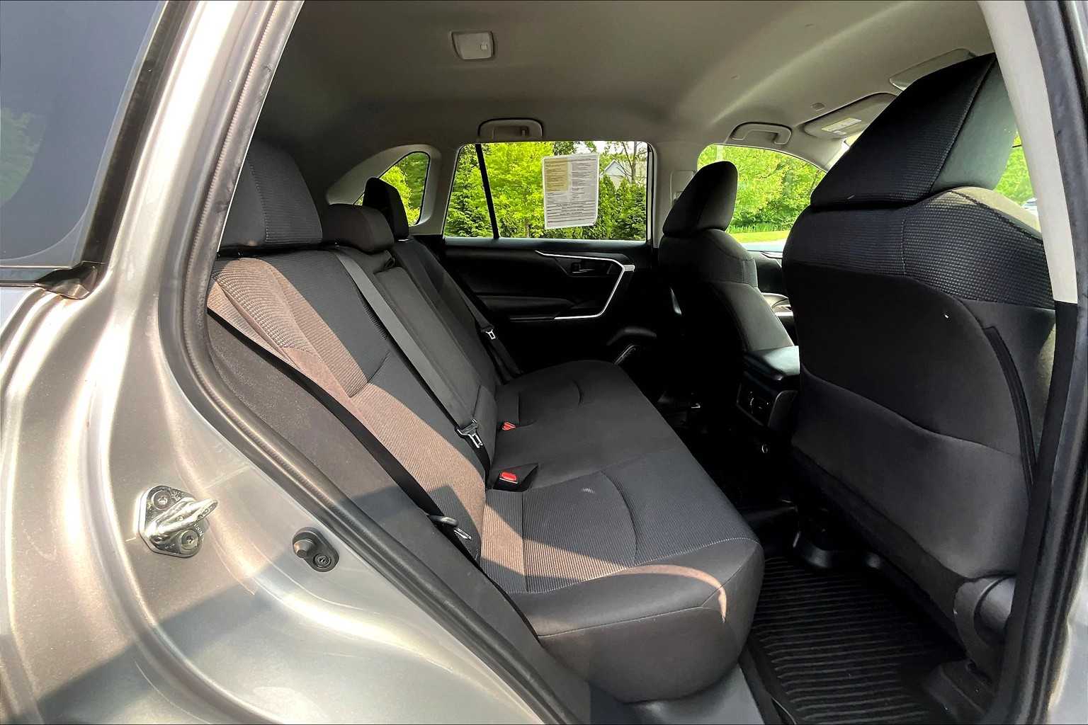 2023 Toyota RAV4 LE - Photo 16
