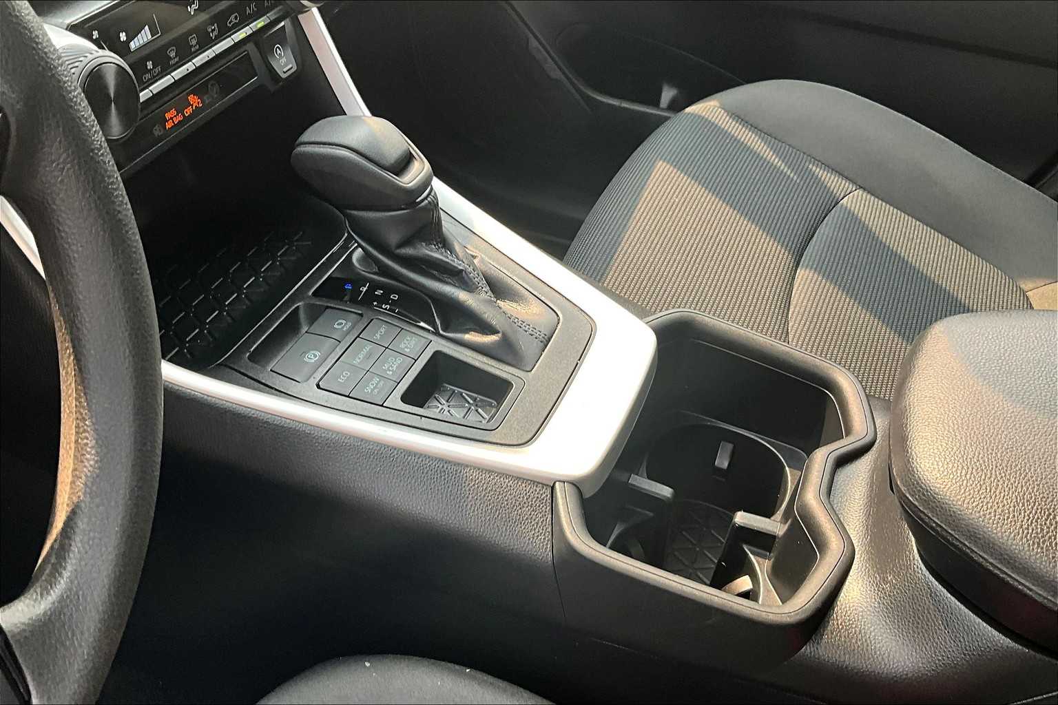 2023 Toyota RAV4 LE - Photo 20