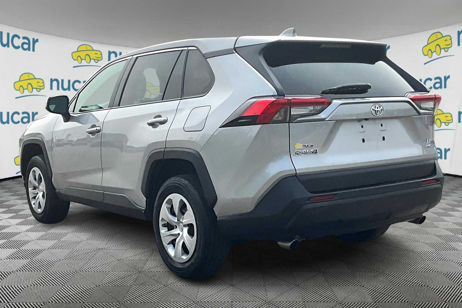 2023 Toyota RAV4 LE - Photo 4