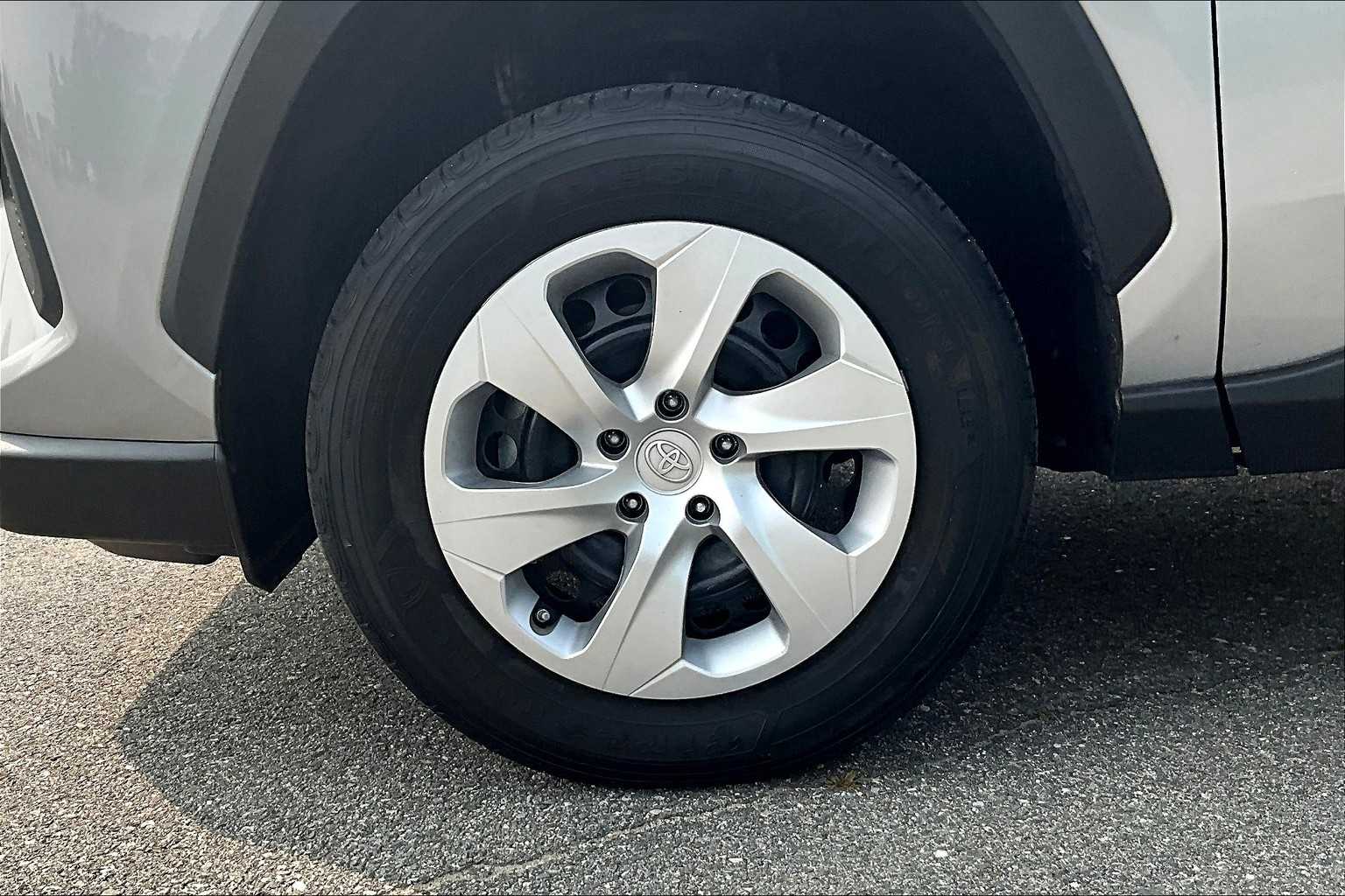 2023 Toyota RAV4 LE - Photo 7