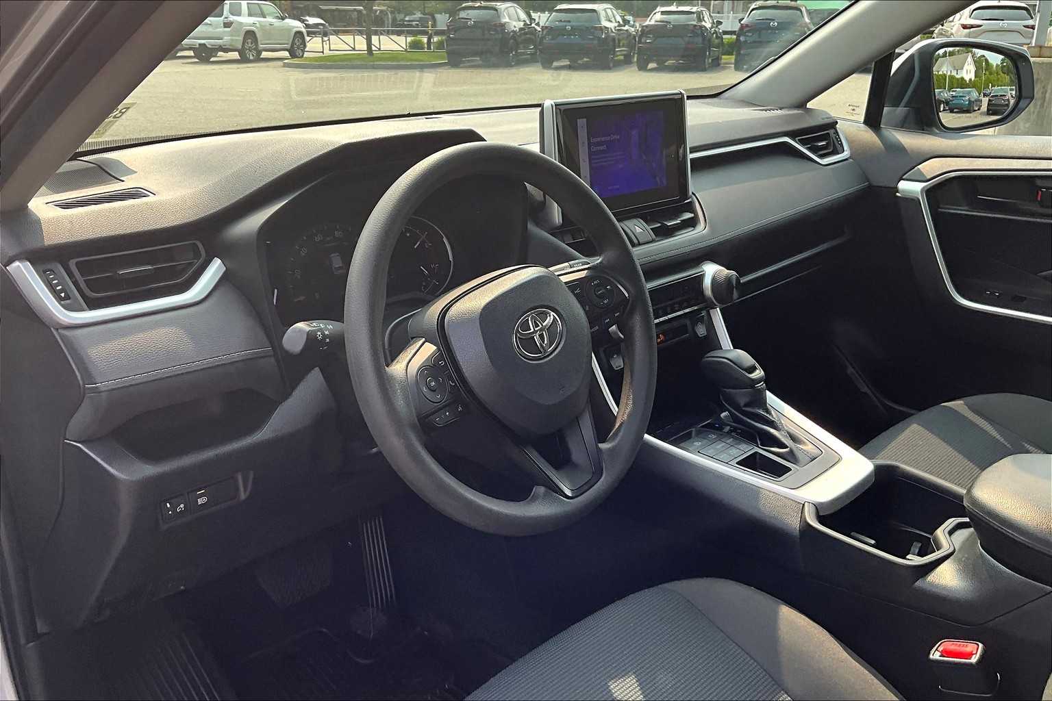 2023 Toyota RAV4 LE - Photo 8