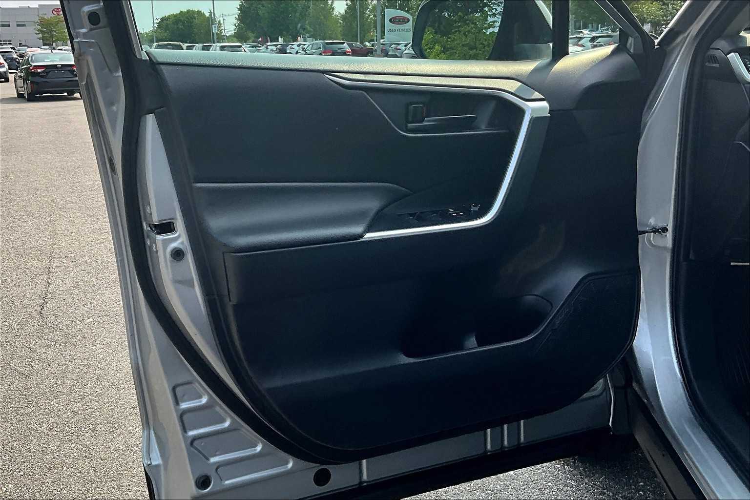 2023 Toyota RAV4 LE - Photo 9