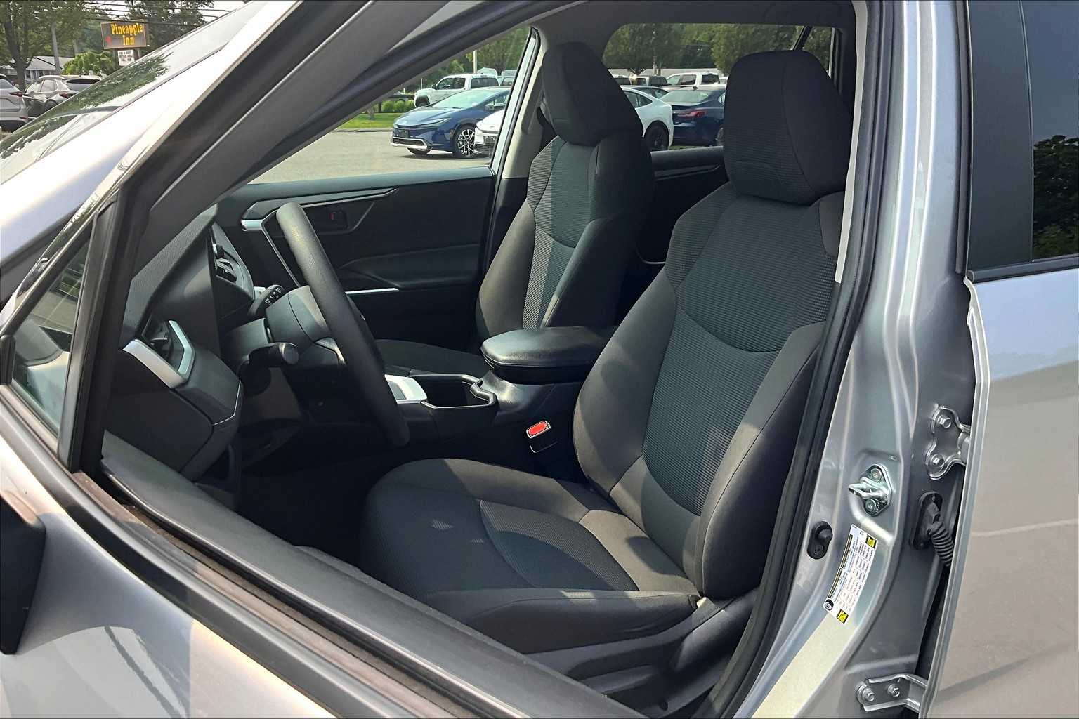 2023 Toyota RAV4 LE - Photo 10