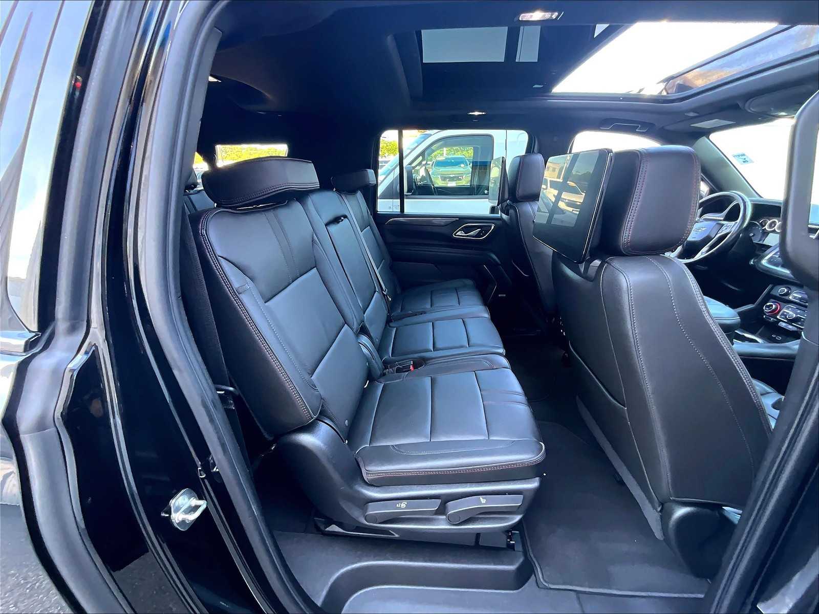 2021 Chevrolet Suburban RST - Photo 16