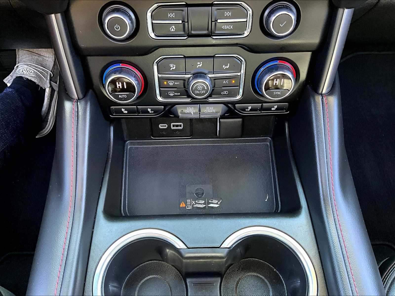 2021 Chevrolet Suburban RST - Photo 27