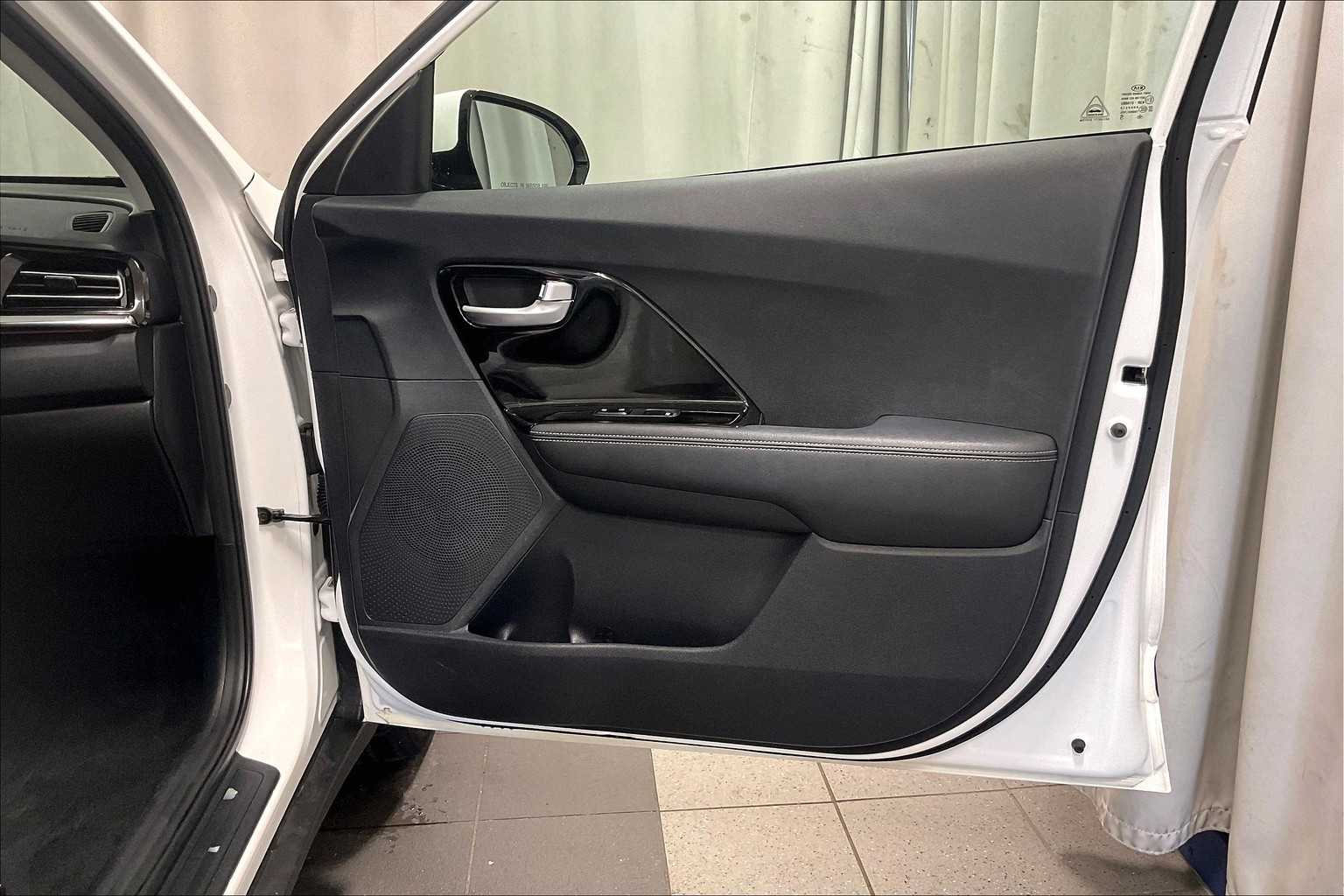 2020 Kia Niro Plug-In Hybrid EX - Photo 12
