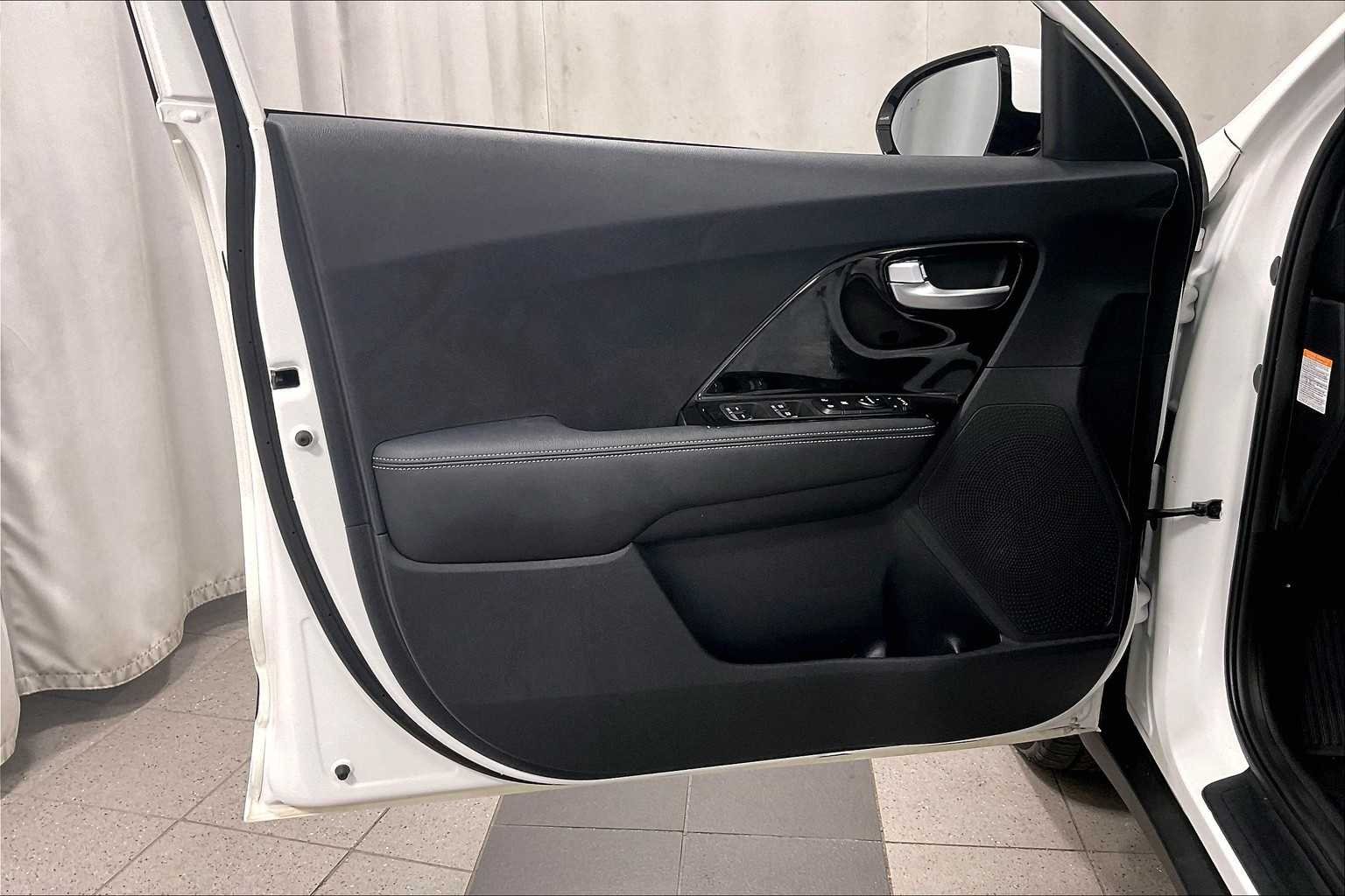 2020 Kia Niro Plug-In Hybrid EX - Photo 9