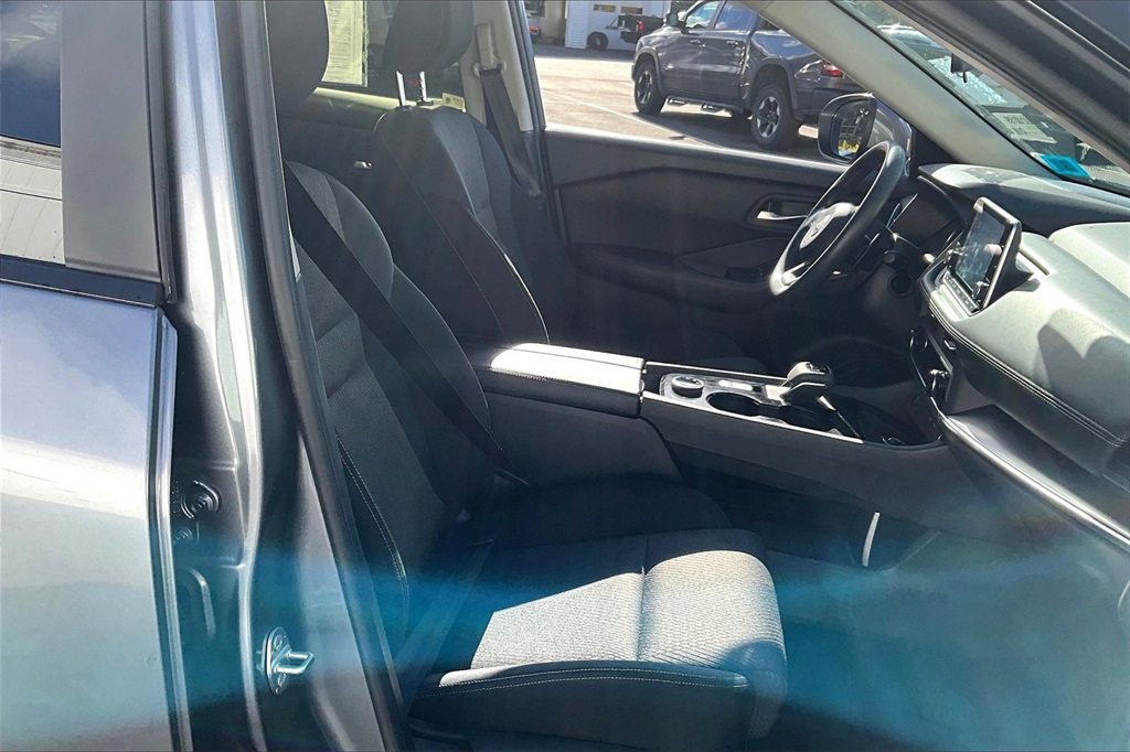 2024 Nissan Rogue SV - Photo 11