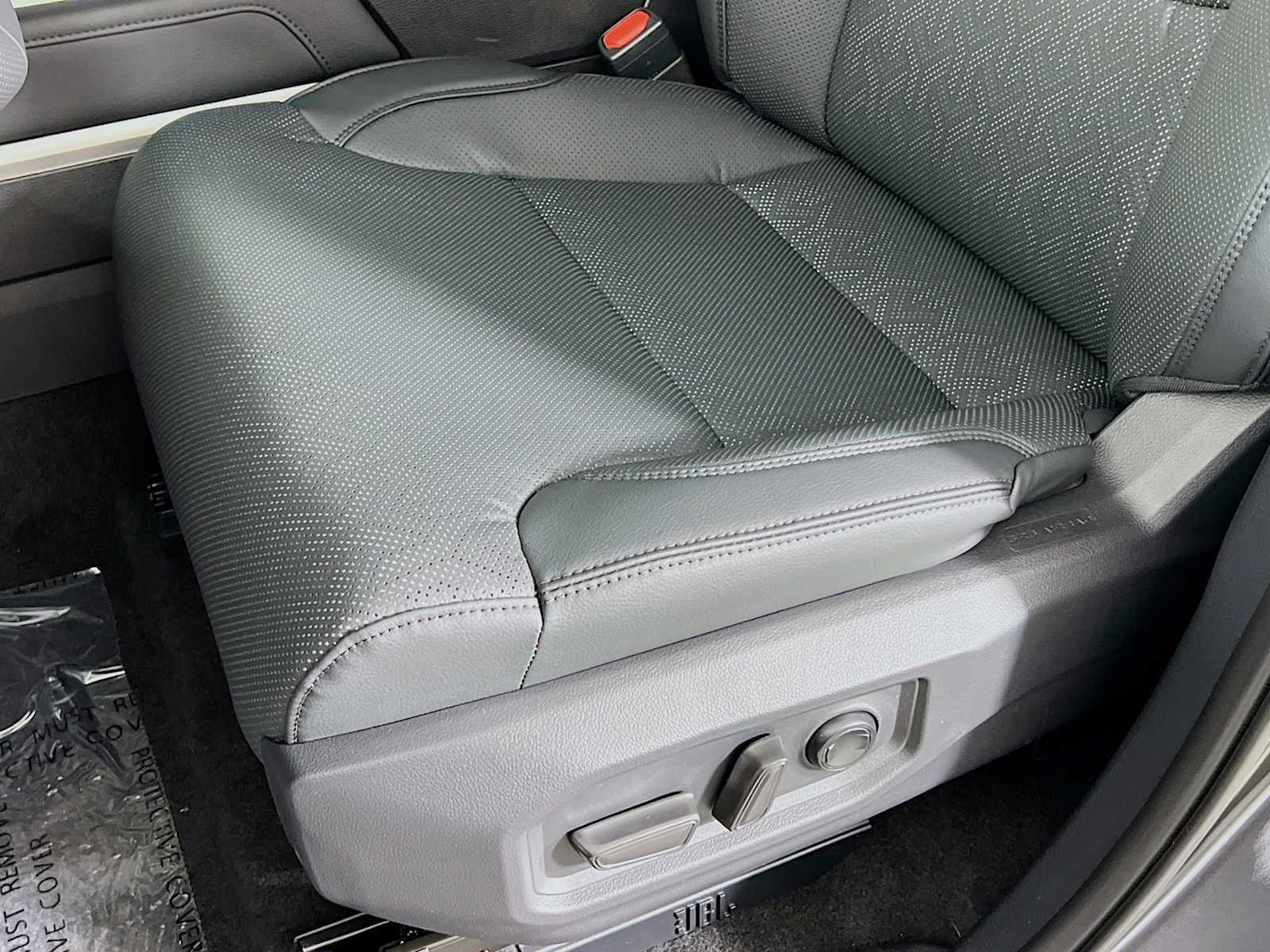 2025 Toyota Tundra Limited - Photo 17