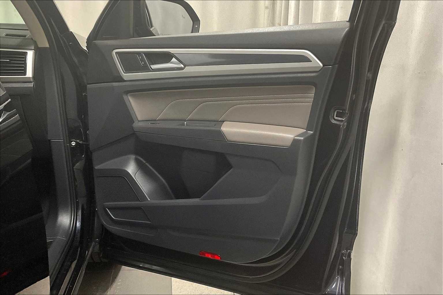 2022 Volkswagen Atlas 3.6L V6 SEL R-Line - Photo 12