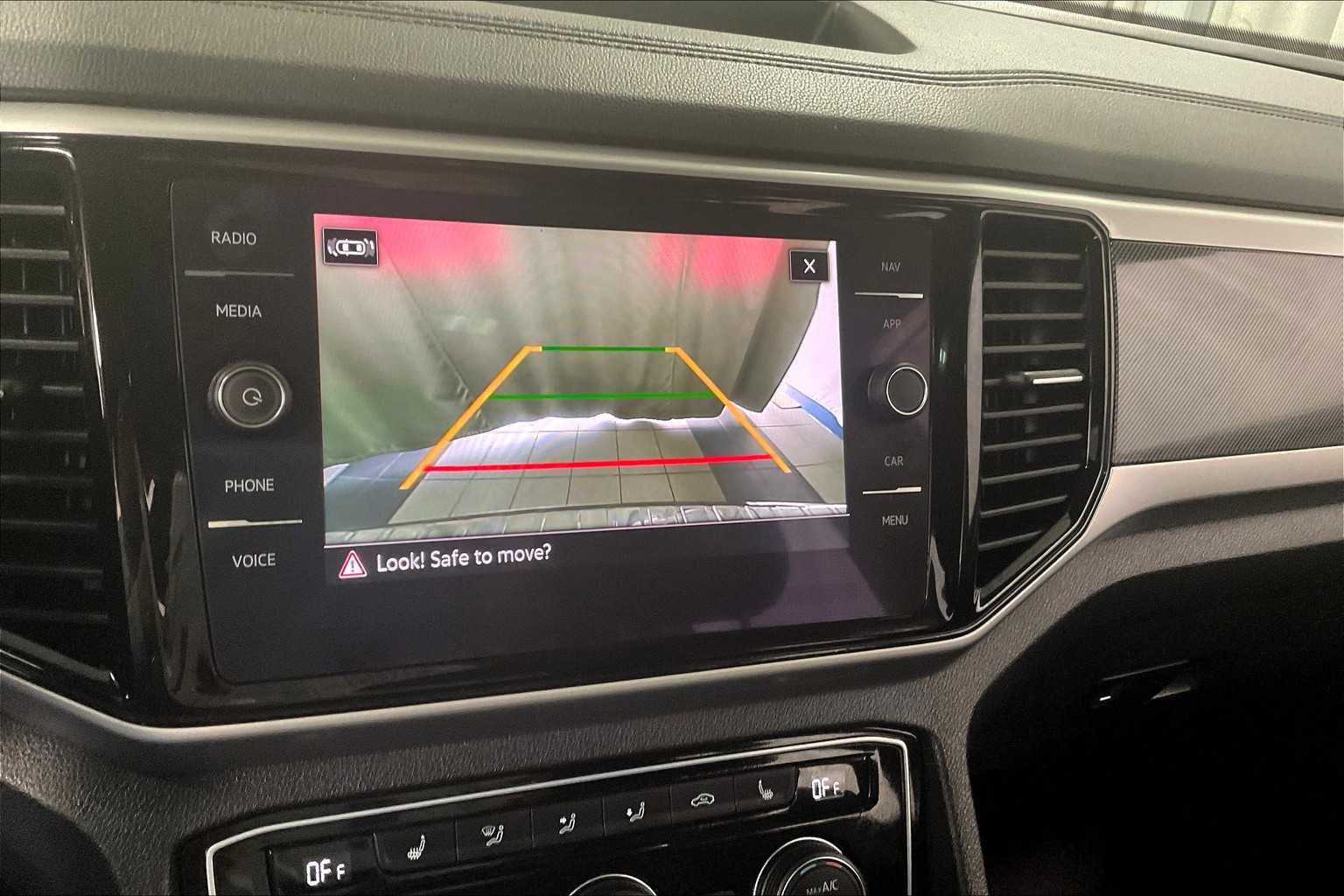 2022 Volkswagen Atlas 3.6L V6 SEL R-Line - Photo 19
