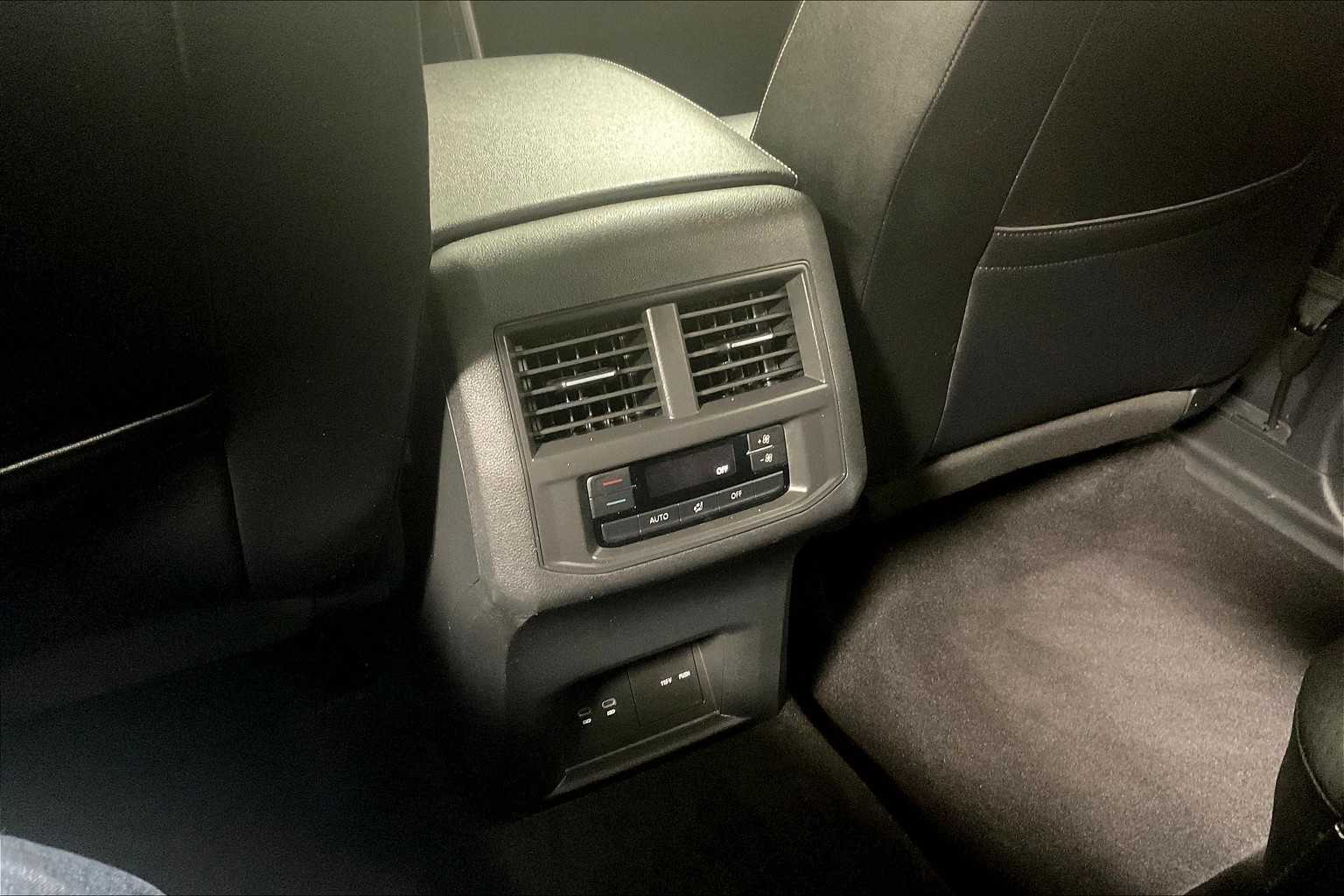 2022 Volkswagen Atlas 3.6L V6 SEL R-Line - Photo 28