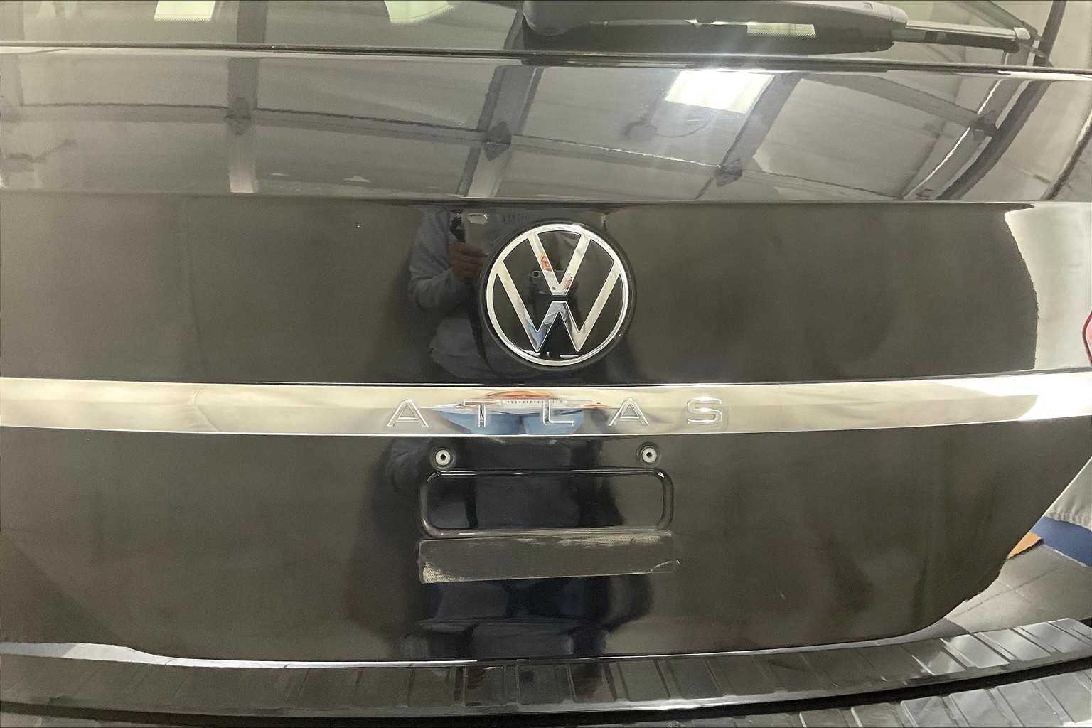 2022 Volkswagen Atlas 3.6L V6 SEL R-Line - Photo 29