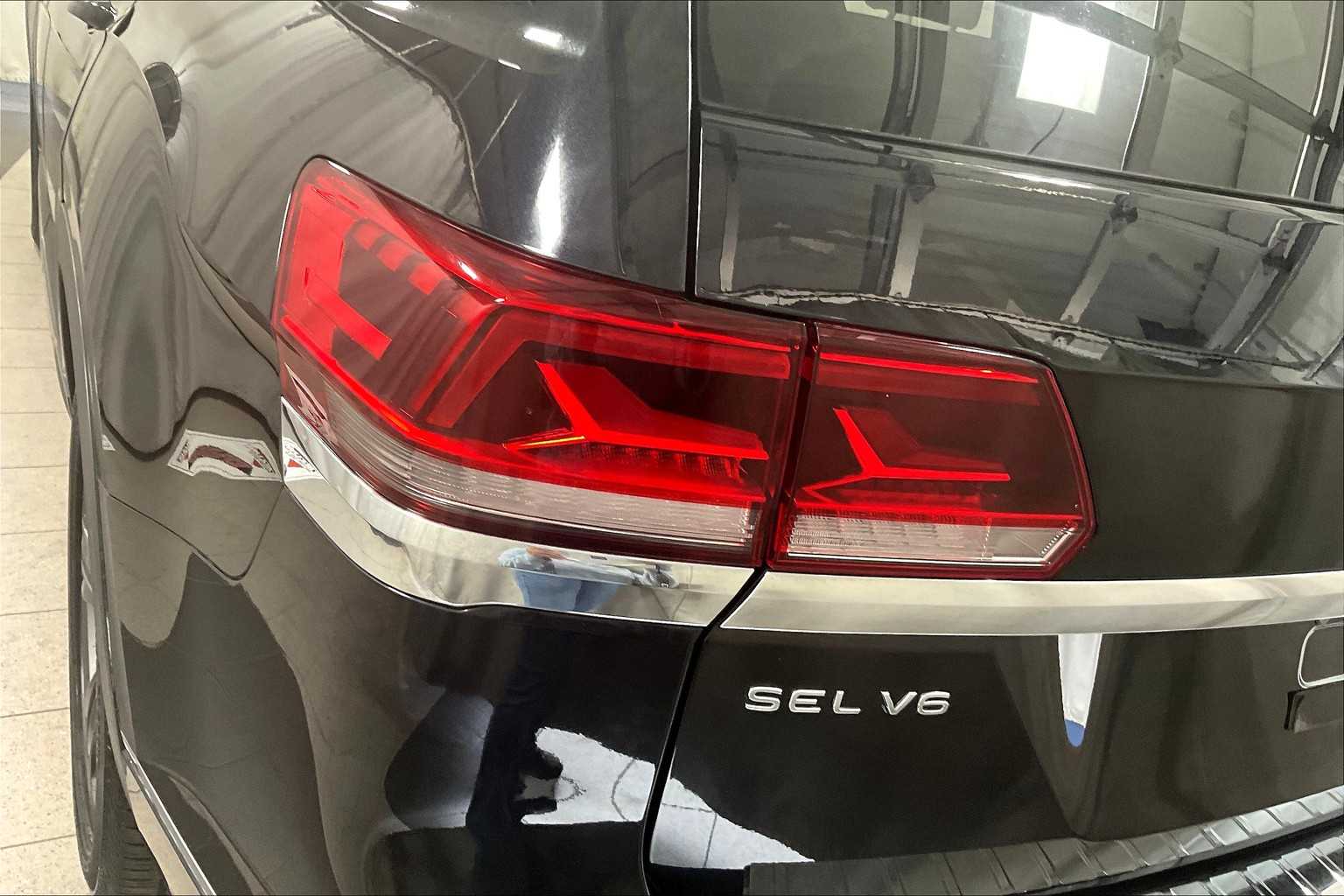 2022 Volkswagen Atlas 3.6L V6 SEL R-Line - Photo 34