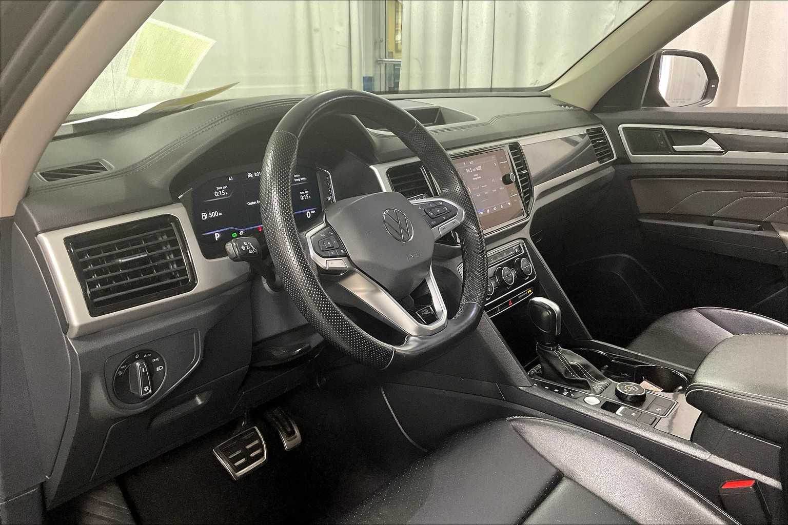 2022 Volkswagen Atlas 3.6L V6 SEL R-Line - Photo 8
