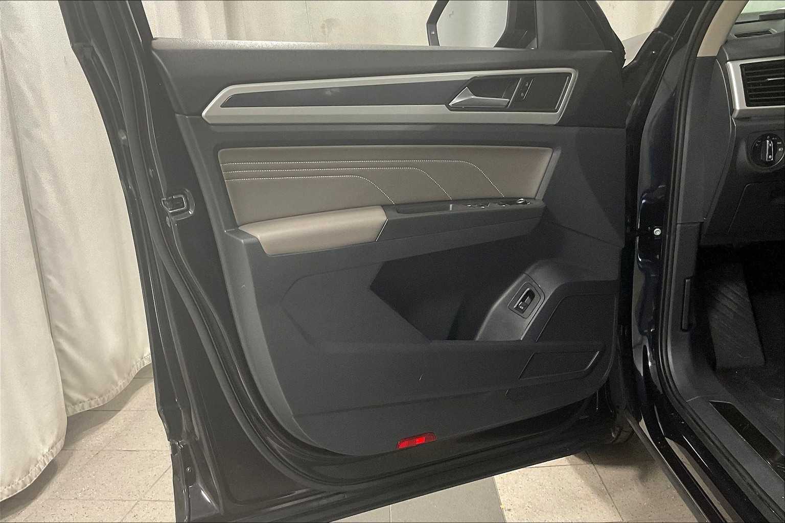 2022 Volkswagen Atlas 3.6L V6 SEL R-Line - Photo 9