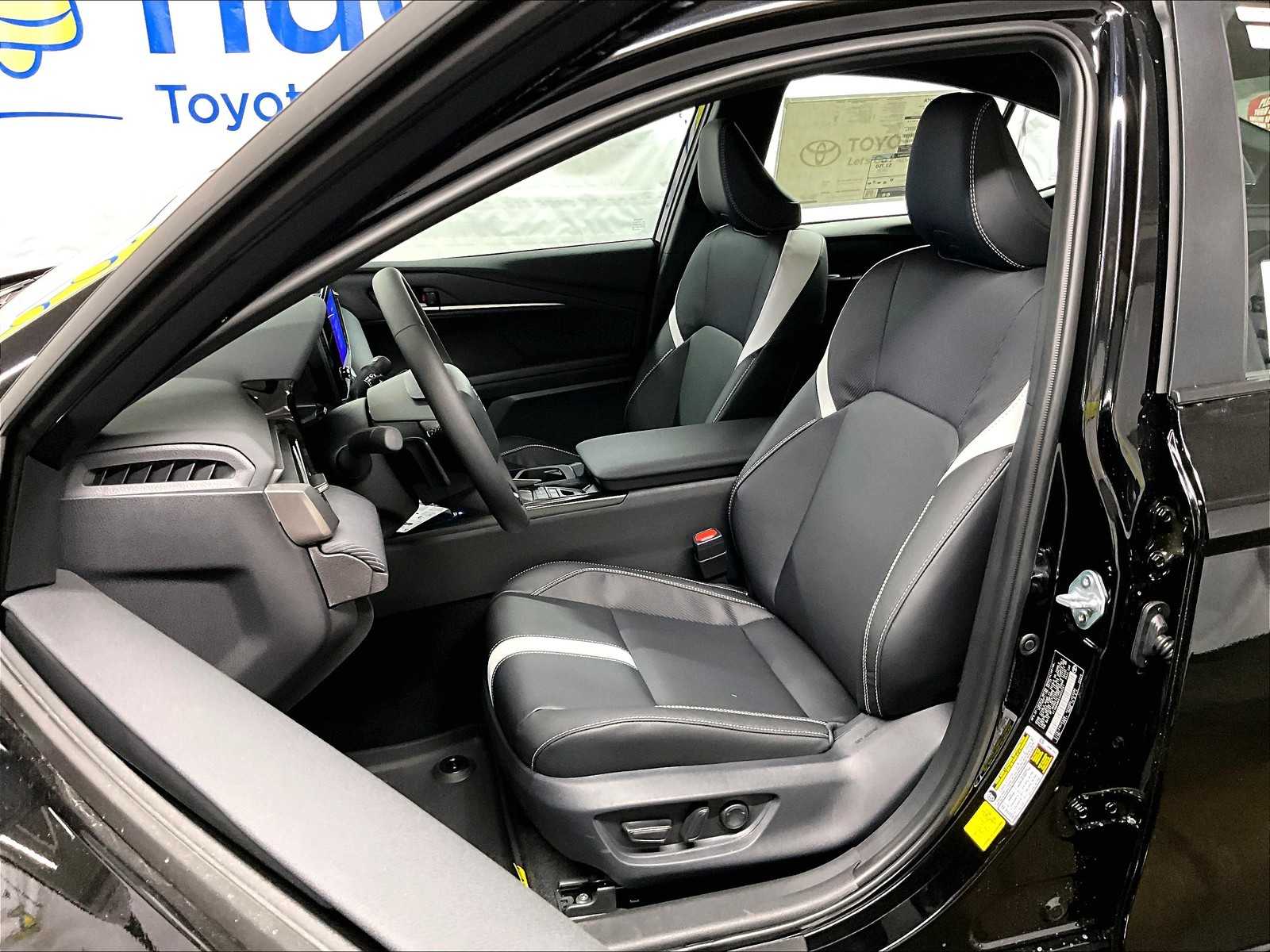 2025 Toyota Camry SE - Photo 11