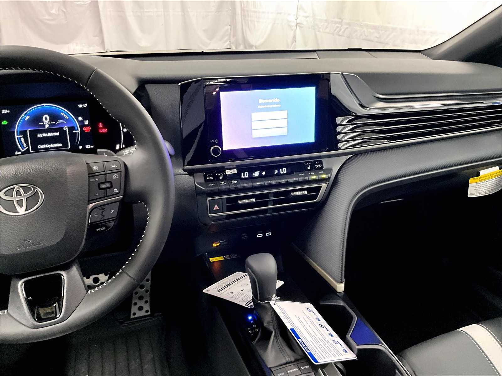 2025 Toyota Camry SE - Photo 13