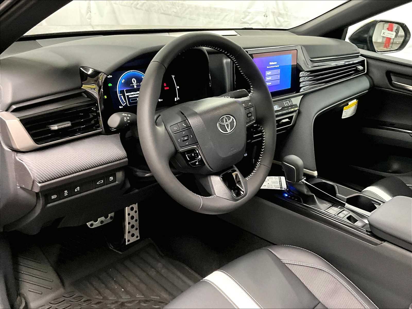 2025 Toyota Camry SE - Photo 9