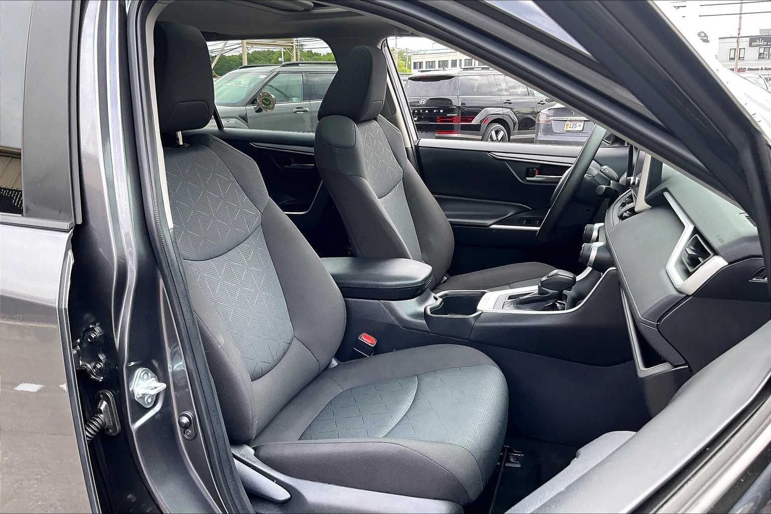 2024 Toyota RAV4 XLE - Photo 11