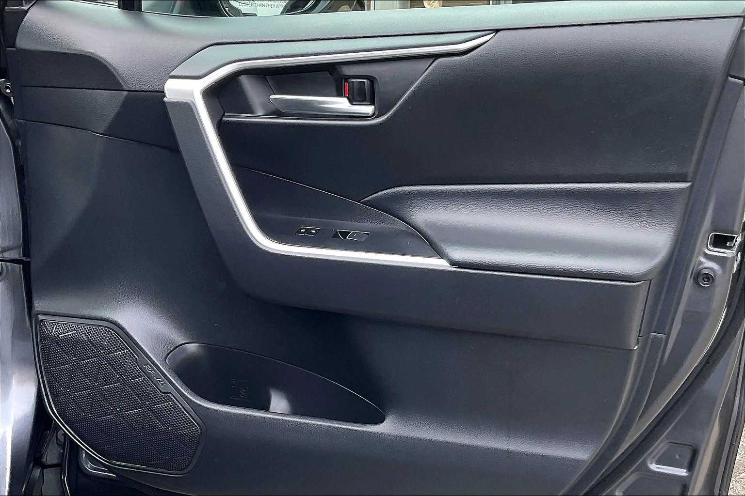 2024 Toyota RAV4 XLE - Photo 12