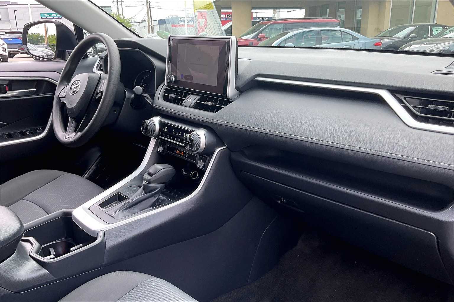 2024 Toyota RAV4 XLE - Photo 14