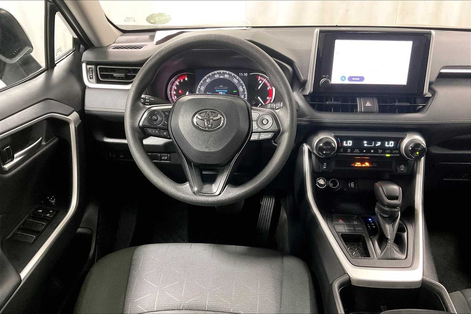 2024 Toyota RAV4 XLE - Photo 17
