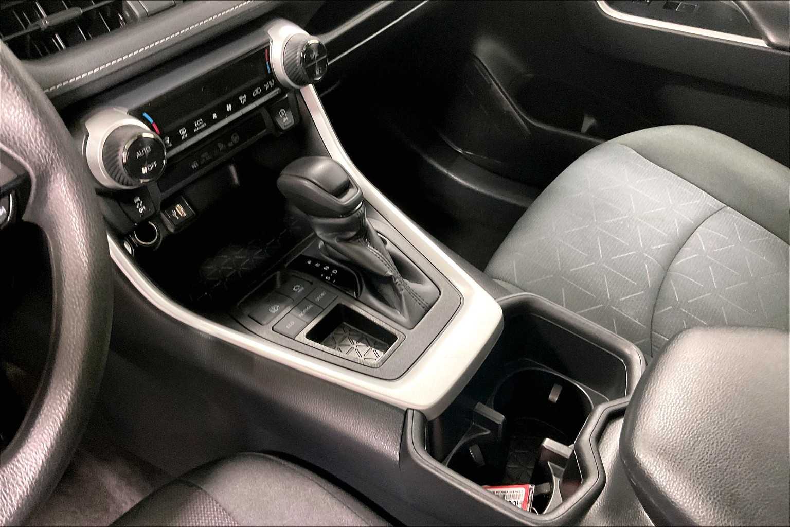2024 Toyota RAV4 XLE - Photo 20