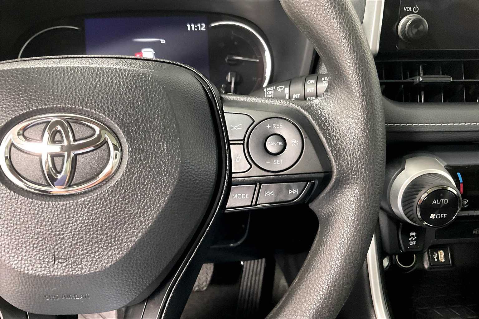 2024 Toyota RAV4 XLE - Photo 24