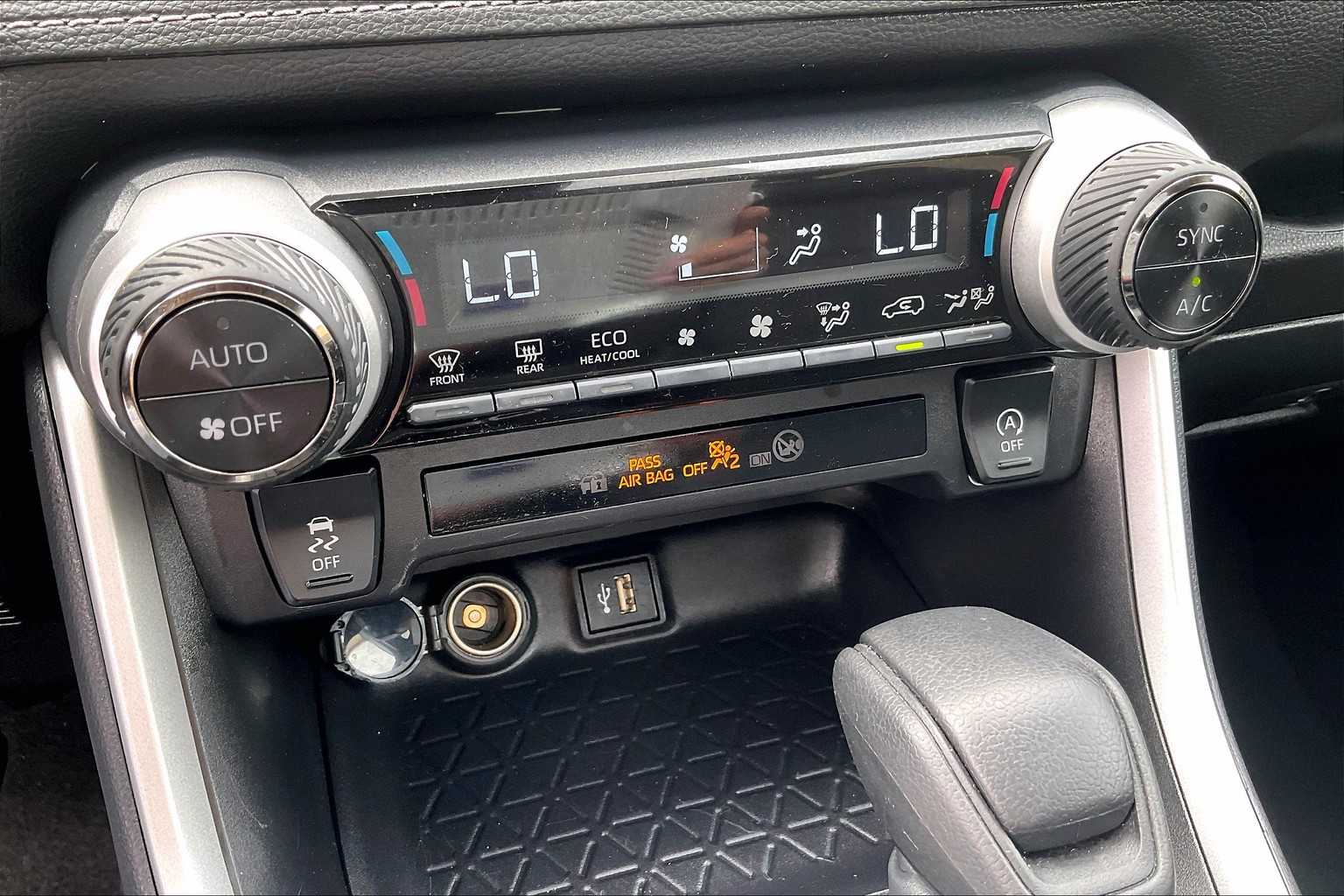 2024 Toyota RAV4 XLE - Photo 26