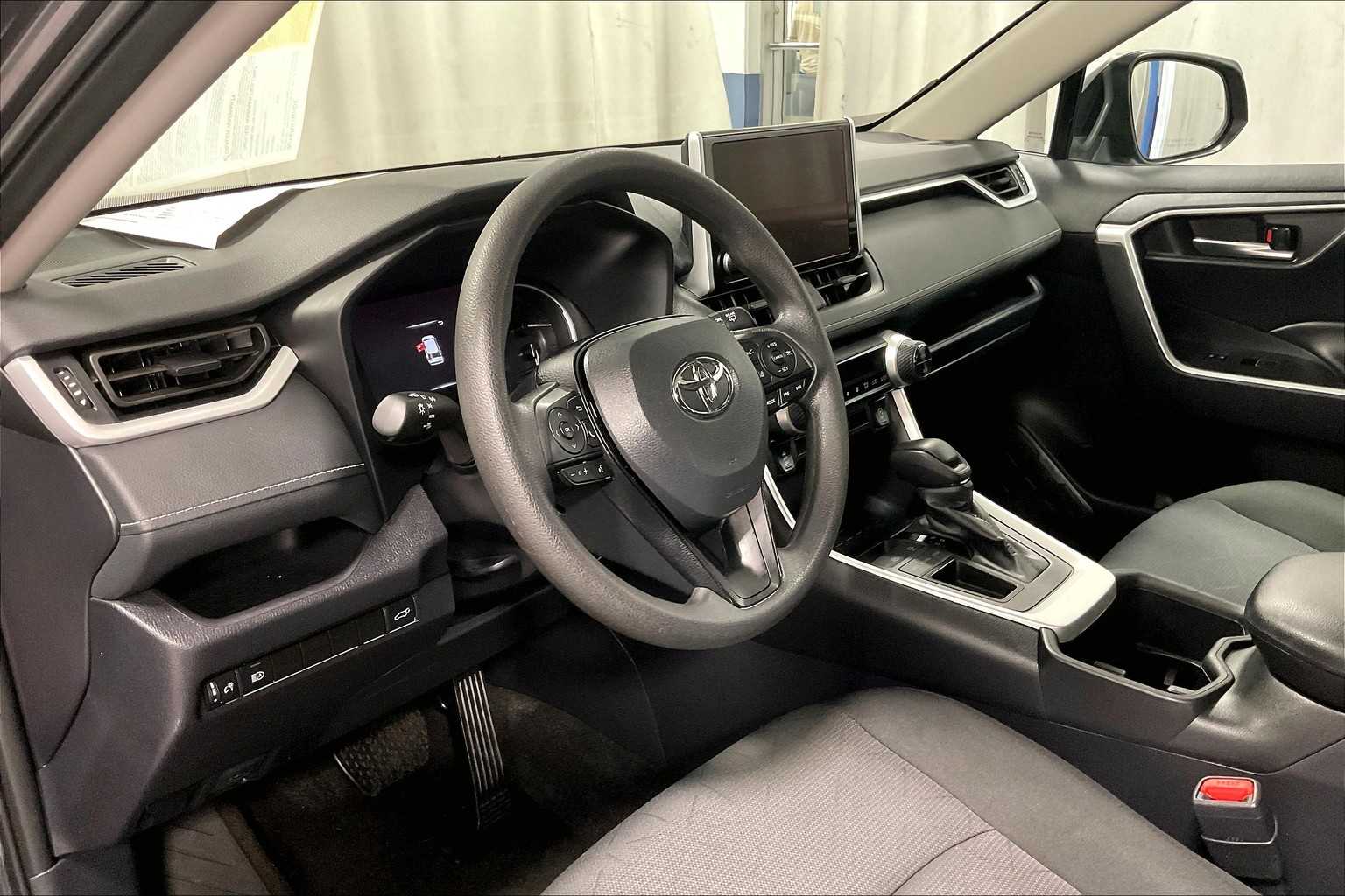 2024 Toyota RAV4 XLE - Photo 8