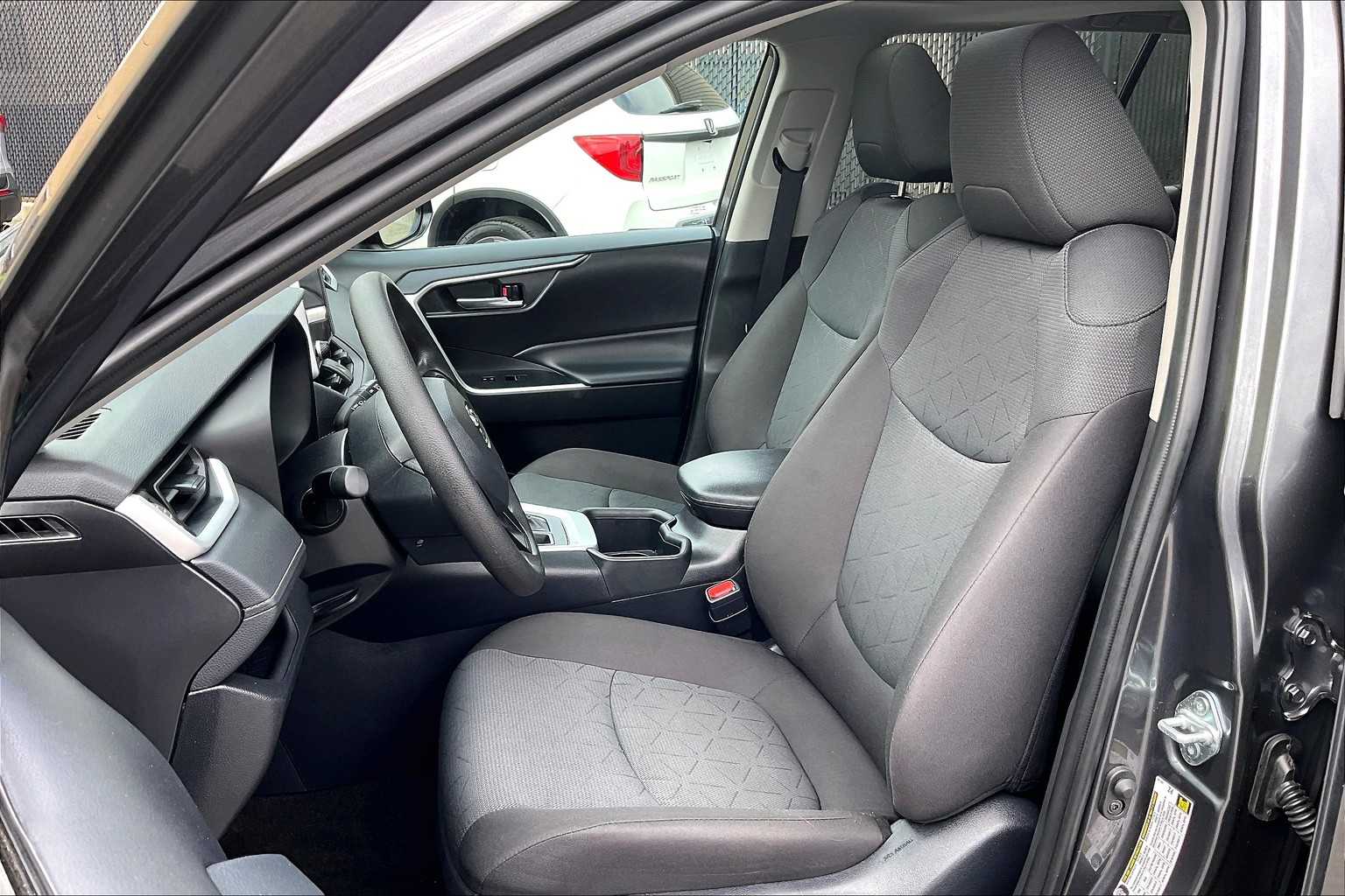 2024 Toyota RAV4 XLE - Photo 10