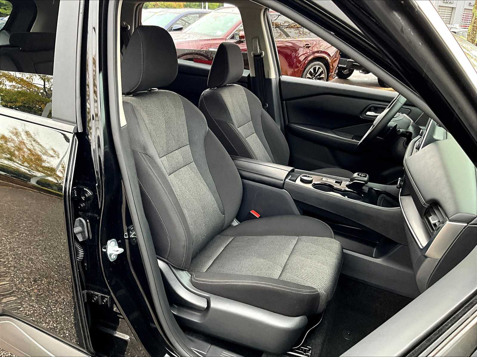 2025 Nissan Rogue SV - Photo 11